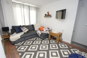 Air Host and Stay - Apartment 3 Broadhurst Court sleeps 4 minutes from town centre